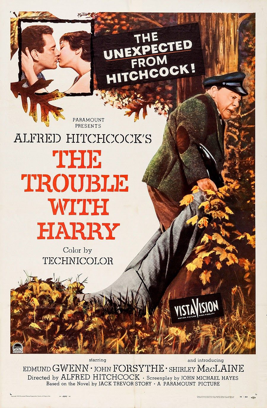Et vintage plakatprint for The Trouble with Harry (1955) viser en mand, der slæber et lig gennem efterårsblade, mens et par kysser hinanden øverst til venstre, med fed rød og sort tekst, der fremhæver filmens titel og rulletekster.