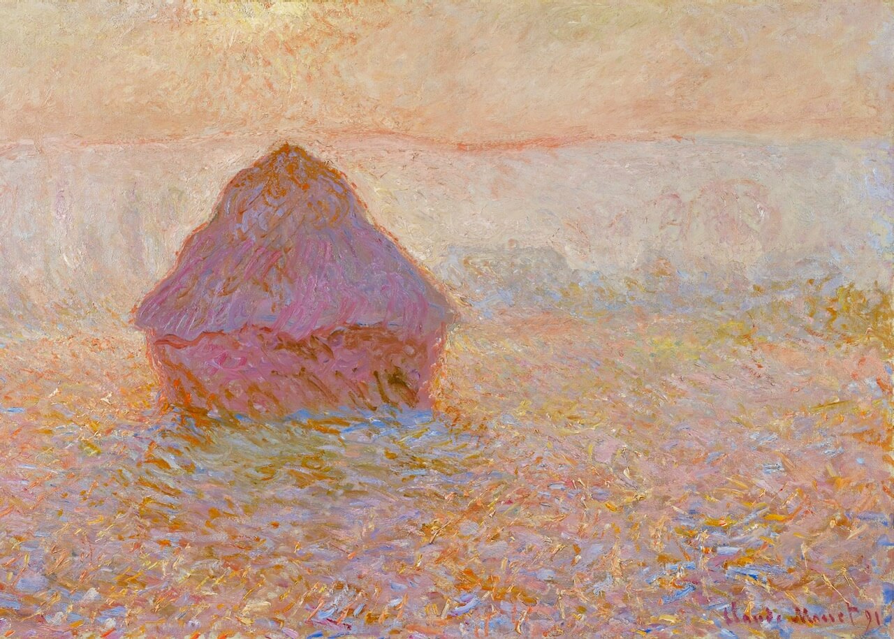 En drømmende impressionistisk plakat, "Wheatstack (Sun in the Mist)" af Posters, med varme rosa, orange og gule nuancer med bløde penselstrøg og en glødende sol på en tåget himmel inspireret af Monets berømte høstakke-serie.