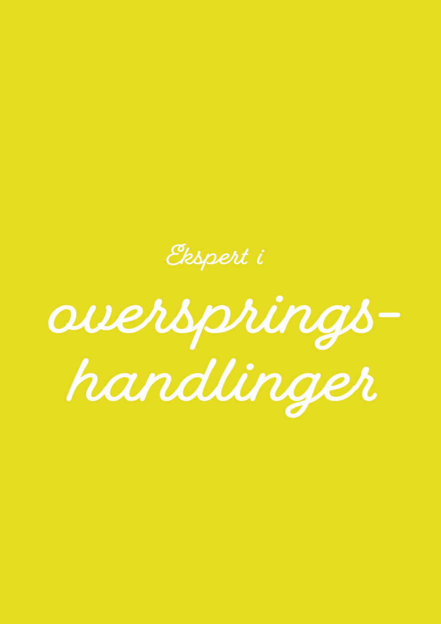 Med en gul baggrund og en hvid kursiv tekst, hvor der står "Ekspert i overspringshandlinger", giver denne legesyge plakat et humoristisk præg til ethvert rum.