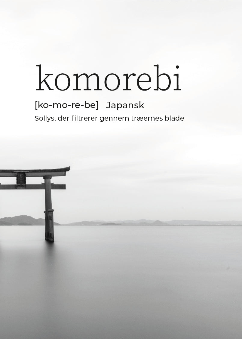 Komorebi - Solens spil i bladene fra Posters: En minimalistisk sort-hvid plakat med en japansk torii i roligt vand foran bjerge. Dansk tekst forklarer komorebi-sollys gennem blade, perfekt til nordisk boligindretning.