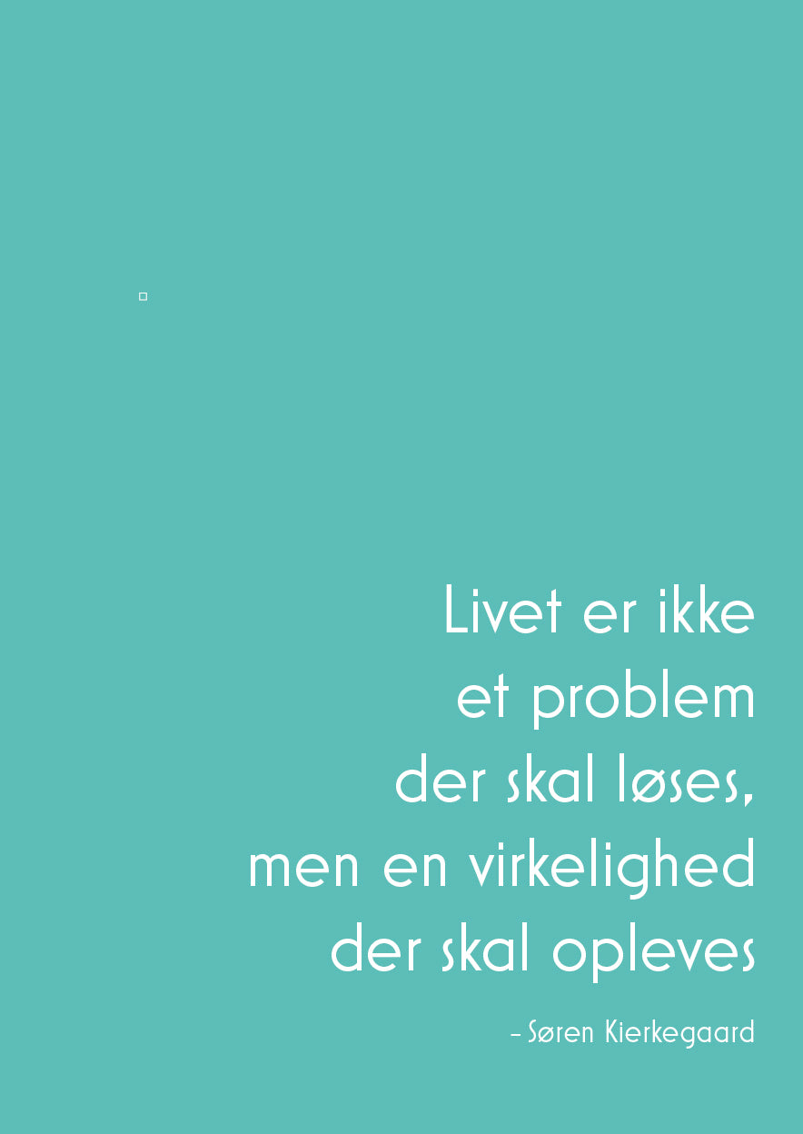 Plakaten "Livet er ikke et problem, der skal løses" fra Posters har lyse blågrønne toner med en lille hvid firkant øverst til venstre og dansk tekst af Søren Kierkegaard nederst til højre.