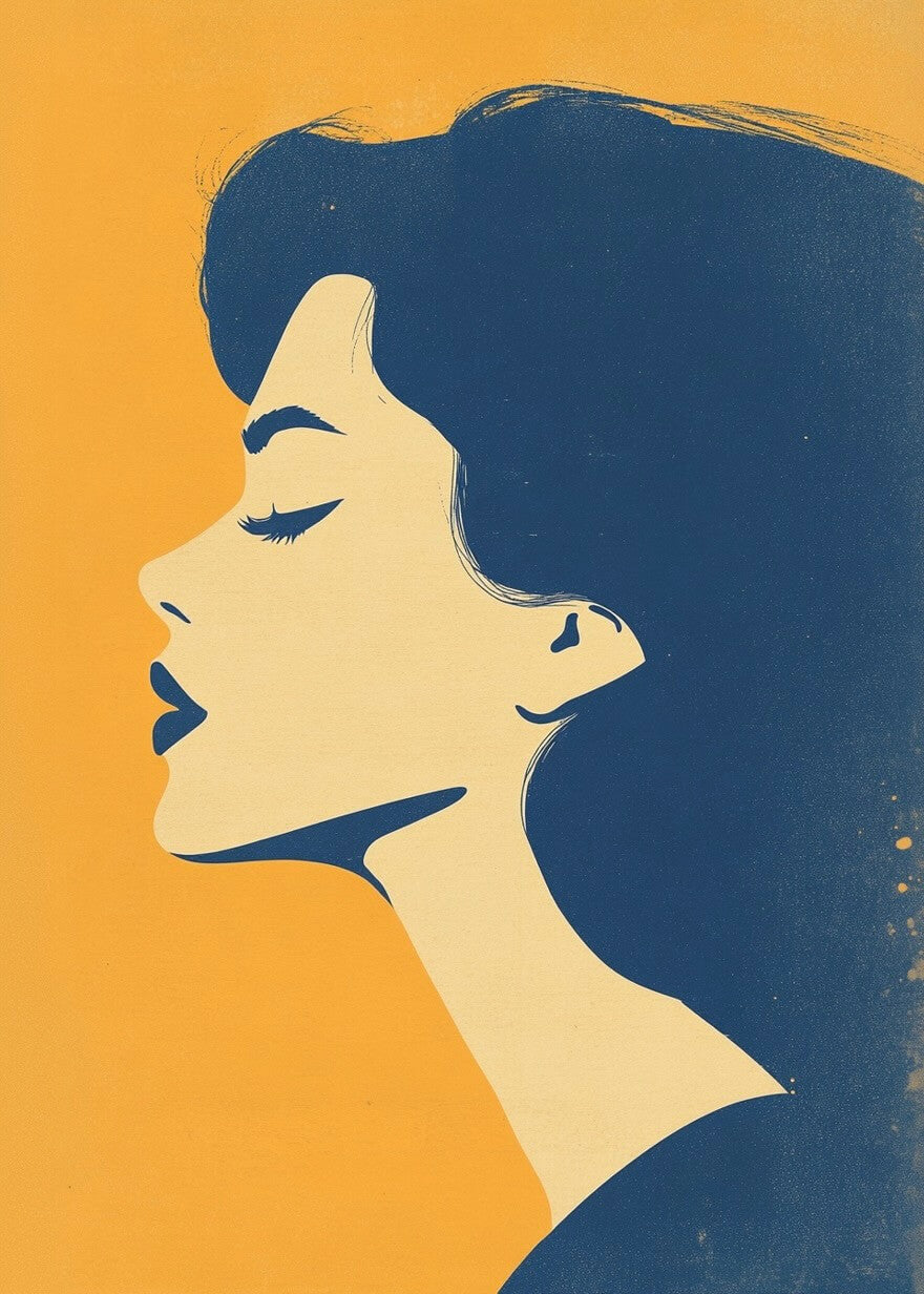 Portræt af en model fra Posters: En minimalistisk illustration af en kvinde i profil med lukkede øjne og mørkt hår på gul-orange baggrund. Blå og beige toner fremhæver hendes træk-perfekt til stilfuld indretning med et moderne præg.