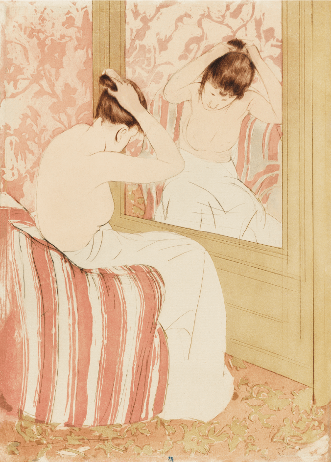 En kvinde i håndklæde sidder på en stribet stol og ordner sit hår ved et spejl, hvor man kan se hendes spejlbillede. Rummet har mønstret tapet, et bladtæppe og "The Coiffure" af Posters på væggen.