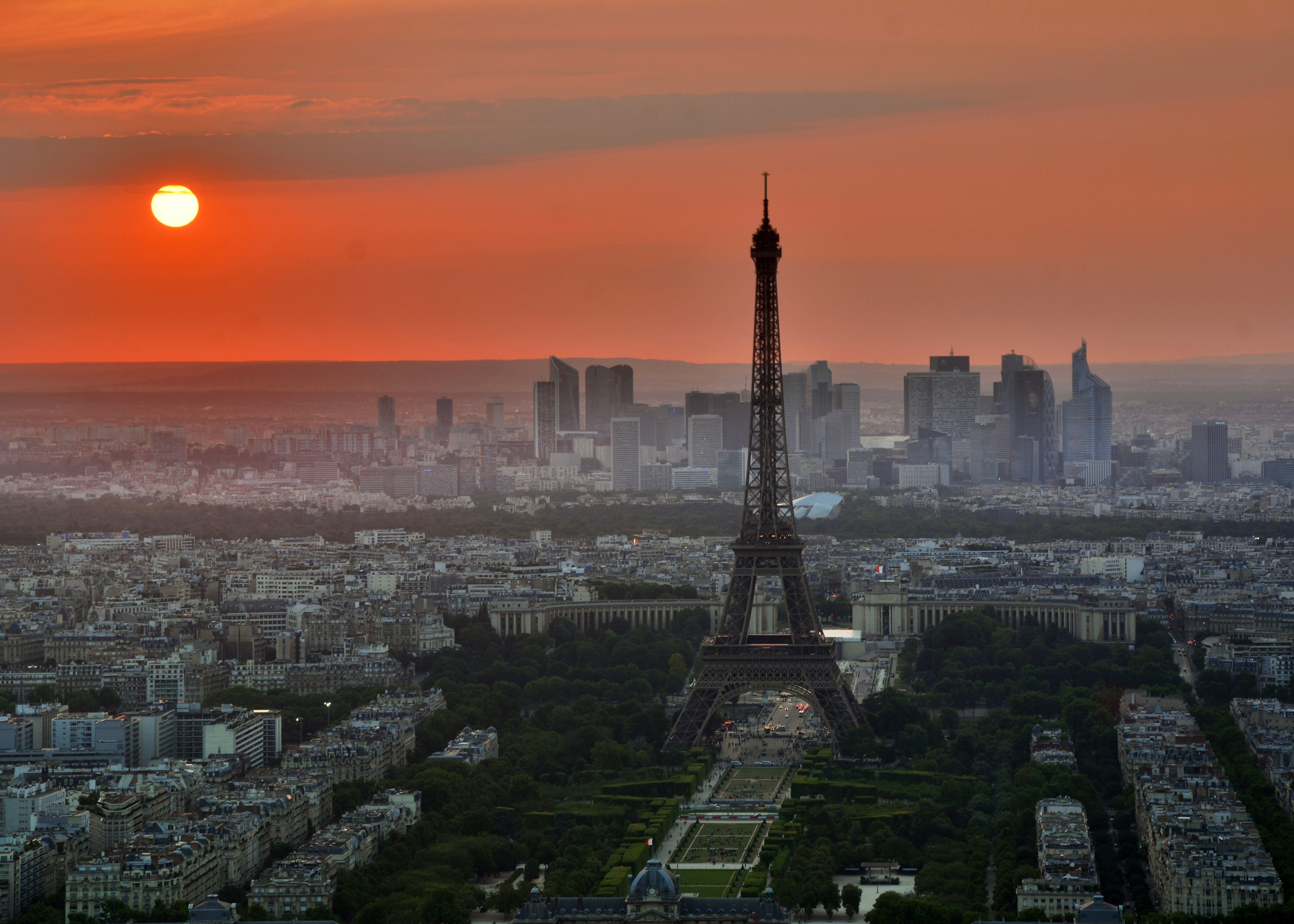 Paris i solnedgang